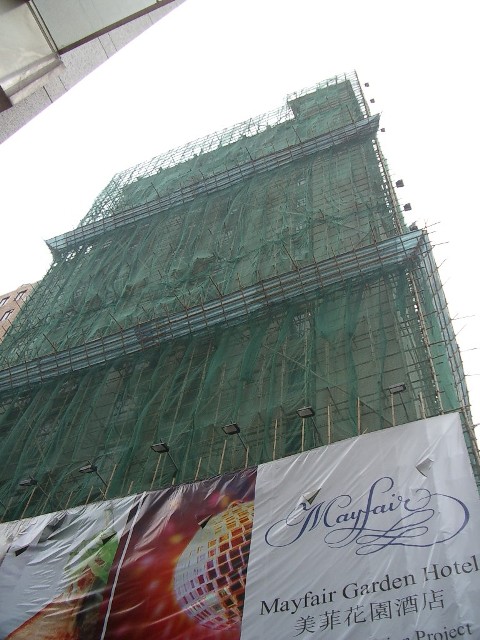 Mayfair hotelli oli verhottu rakennus verkoin ja bambutikkain
